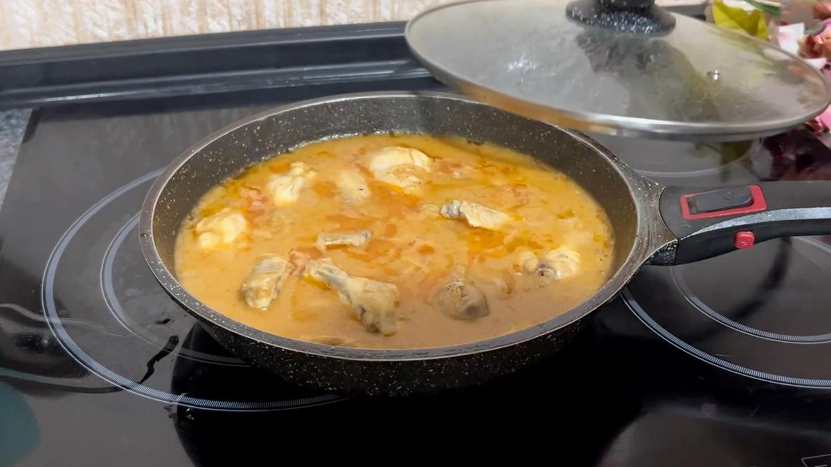 На сковороде гуляш из куриных крыльев