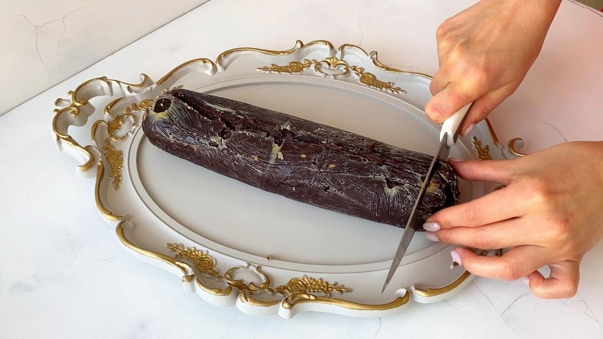 Нарезают сладкую колбасу