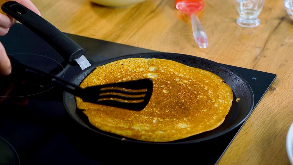 Испеченный ржаной блин на сковороде