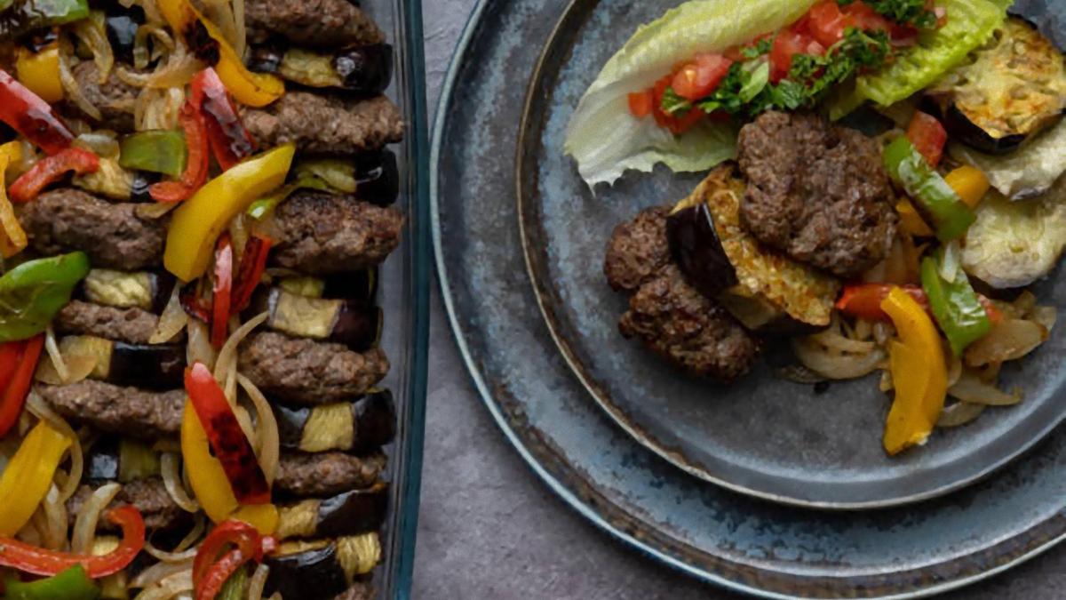Запеченные овощи с мясным фаршем в емкости и на тарелке