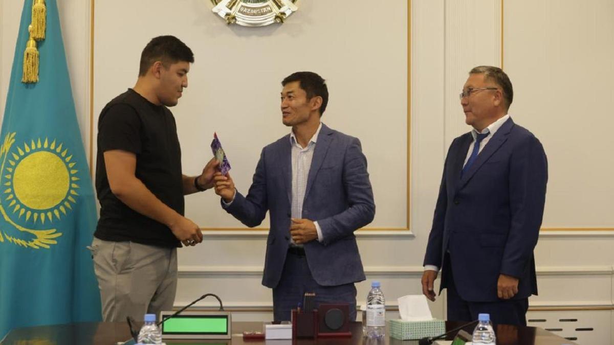 Потерявшему семью мужчине дали ключи