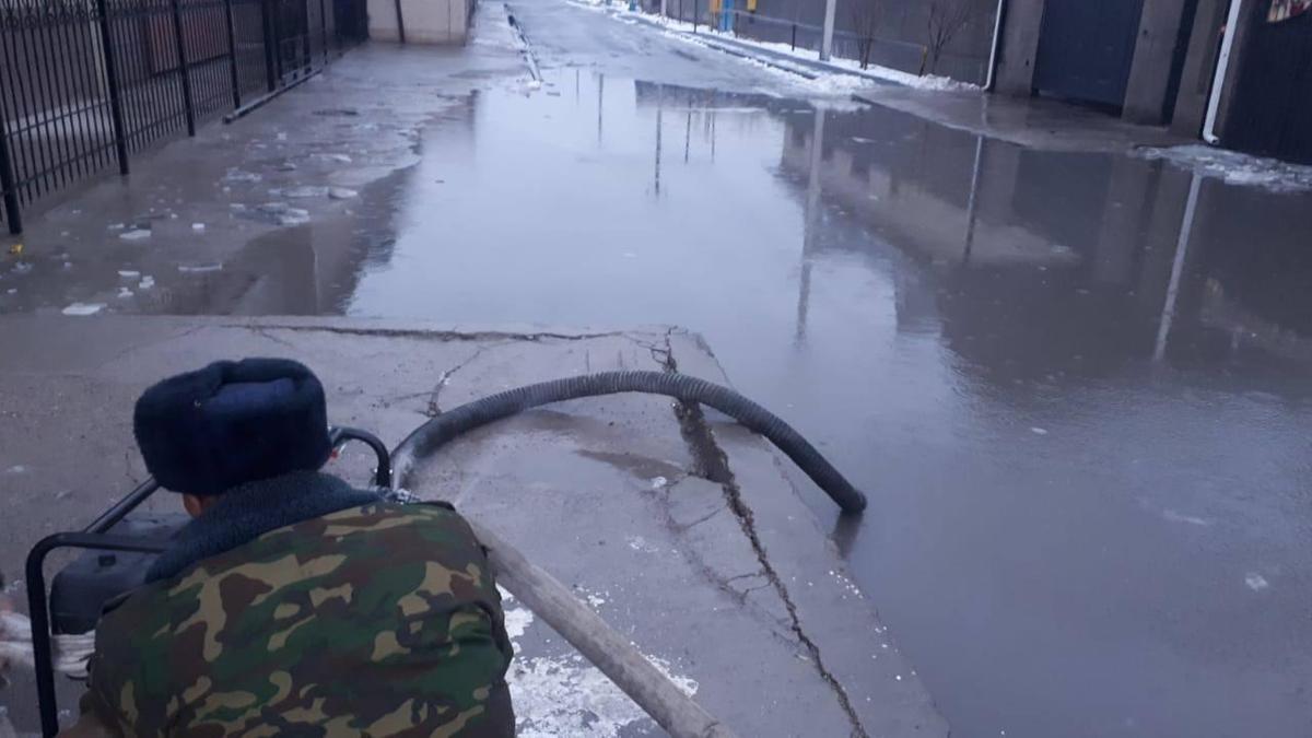 Спасатели откачивают воду