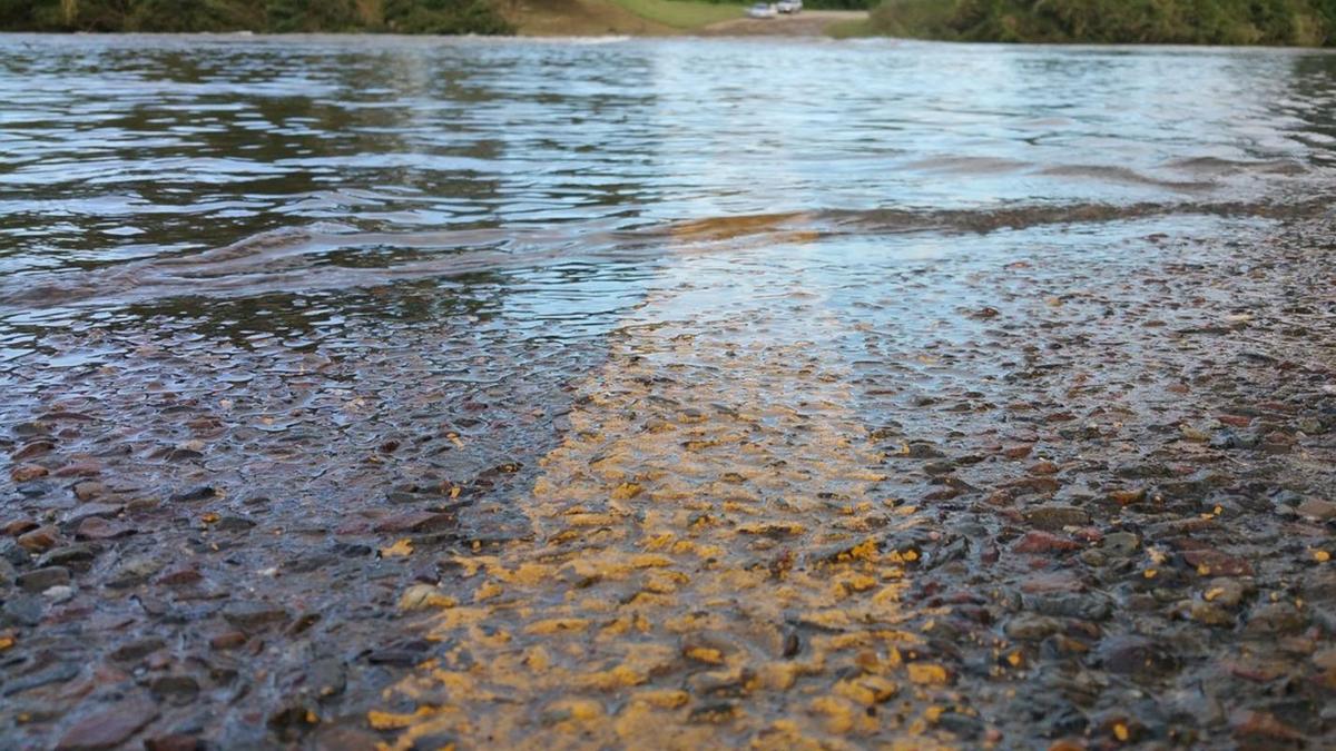 Затопленная водой дорога