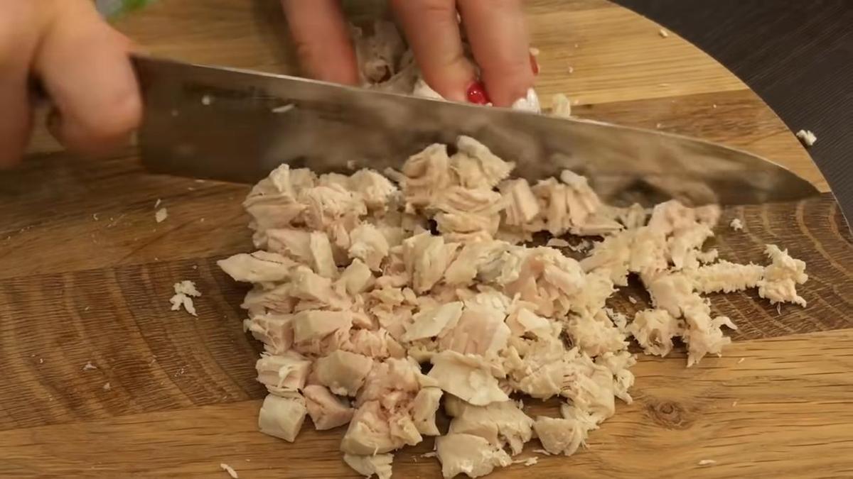 Нарезание куриного филе на разделочной доске