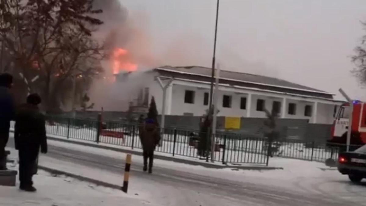 Бывший дом культуры горит в селе Бесагаш