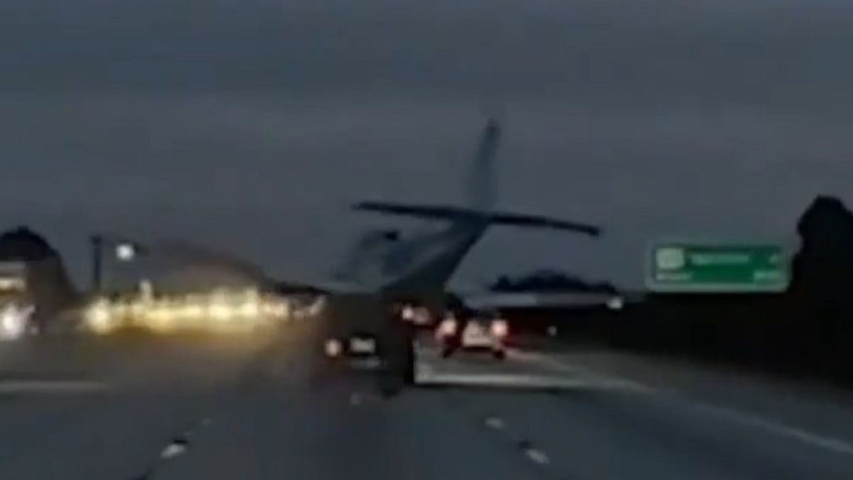Самолет приземлился на авто во Флориде