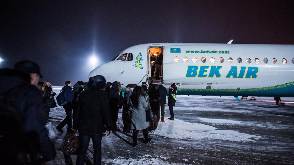 Люди возле одного из самолетов Bek Air