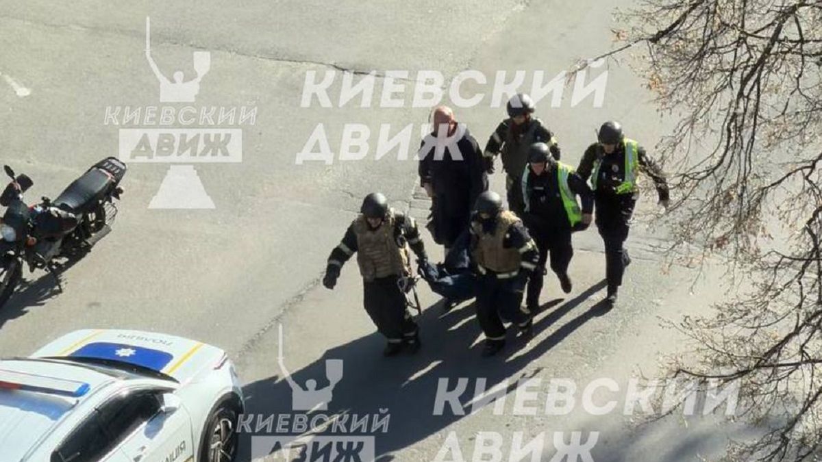 Эвакуация пострадавших в Киеве
