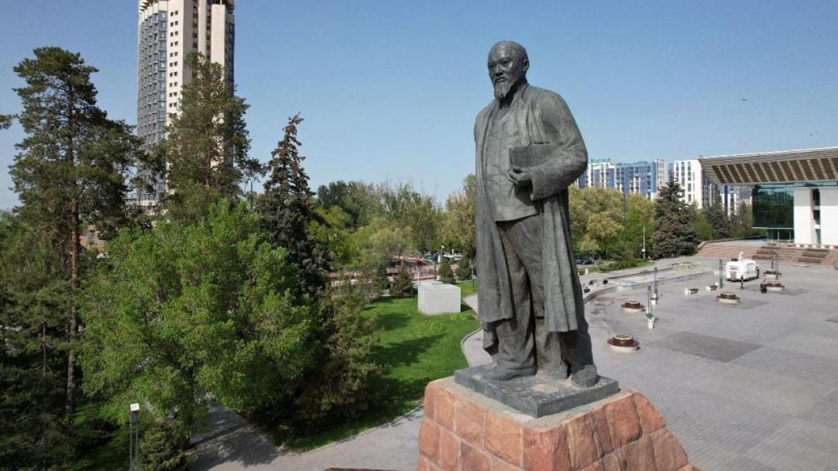 Памятник Абаю в Алматы