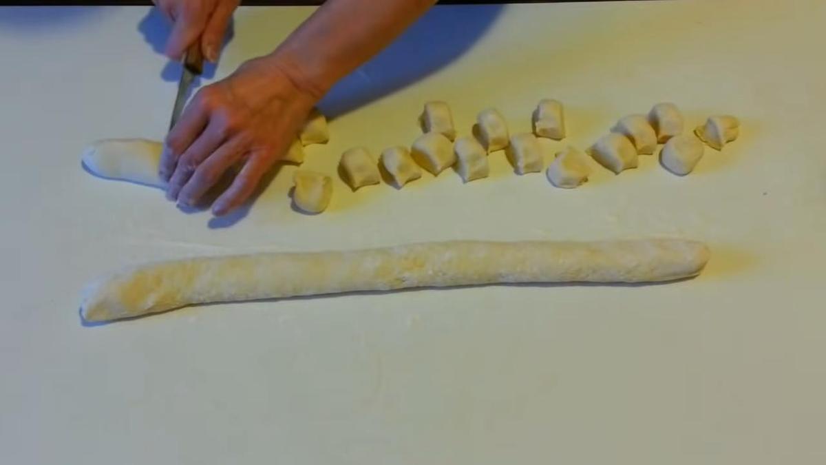 Разрезание теста на мелкие кусочки