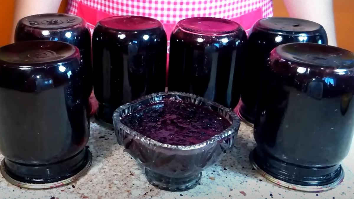 Варенье в перевернутых банках и в креманке