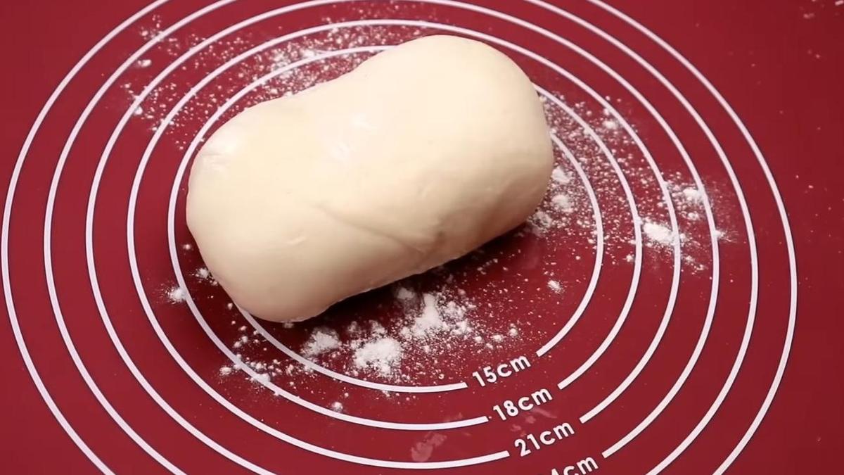 Тесто на силиконовом коврике