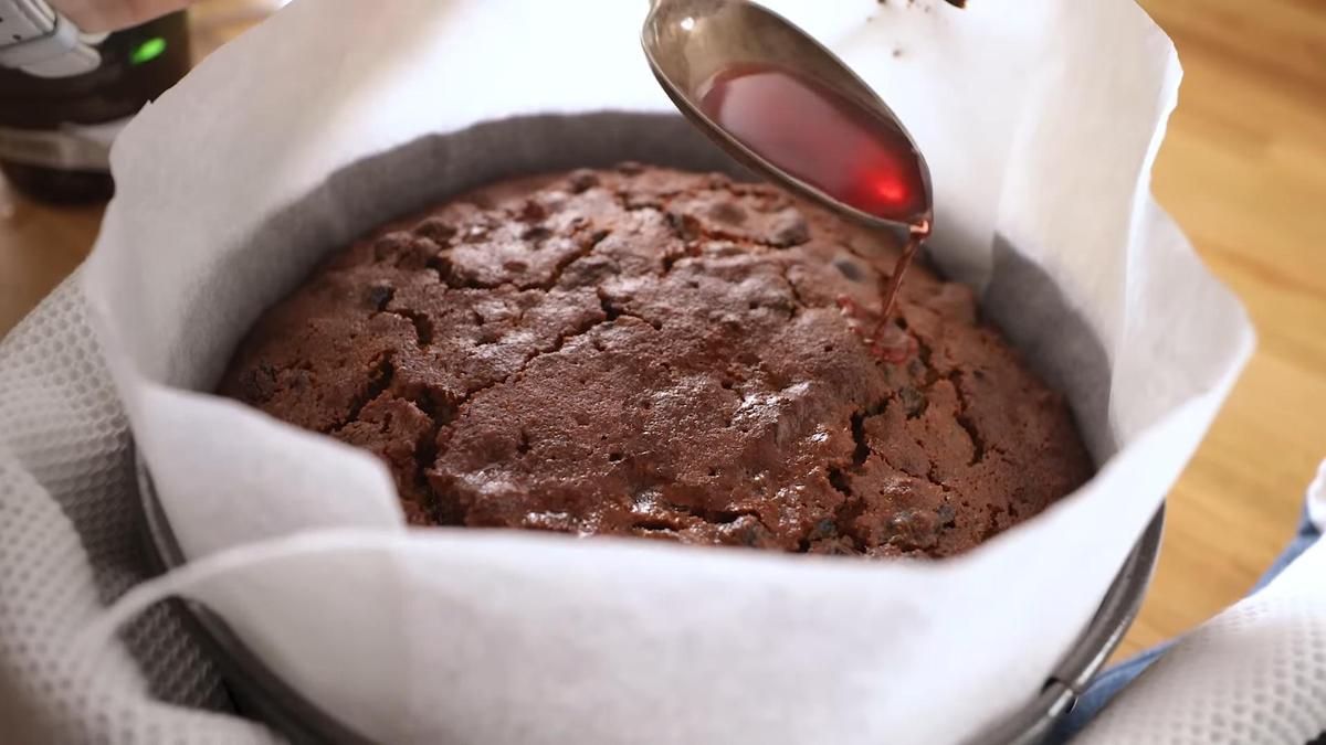 Кекс поливают бренди