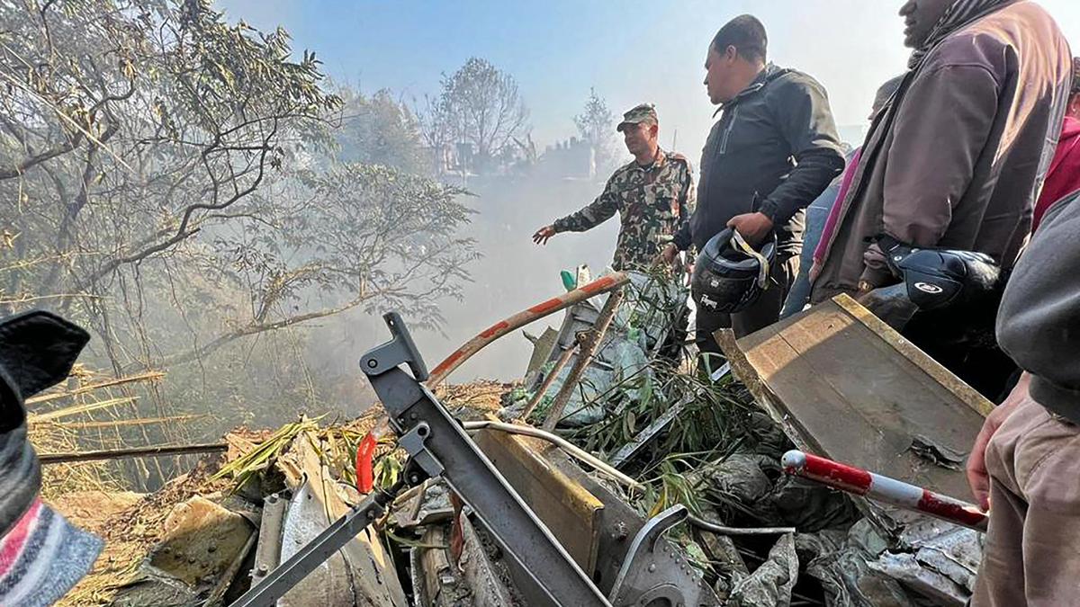 Спасатели и военные на месте крушения самолета