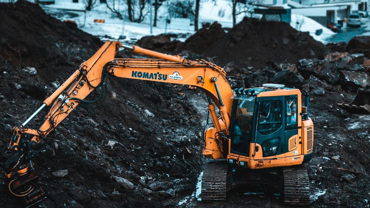 Экскаватор проводит работы Экскаватор проводит работы