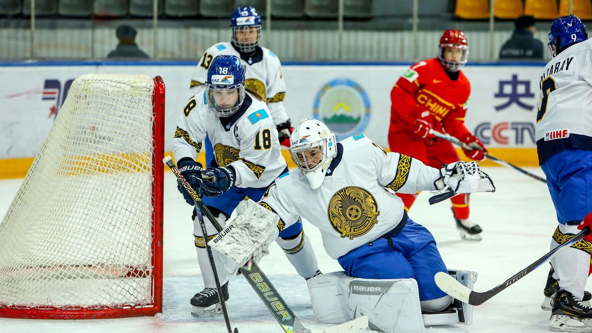 Матч женских сборных Казахстана и Китая по хоккею