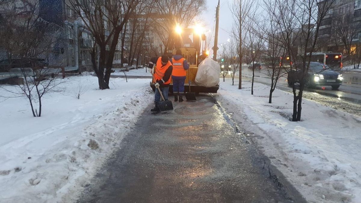 Жолды тазартып жатқан жұмысшылар