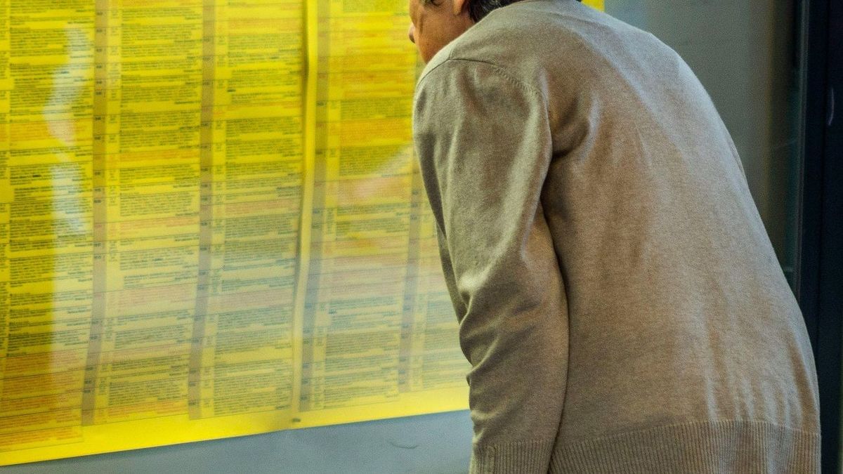 Женщина возле доски с объявлениями