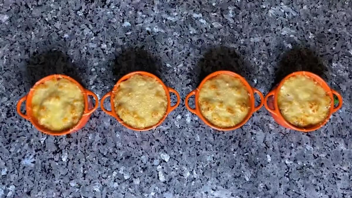 В кокотницах запеченный жульен с сырной корочкой
