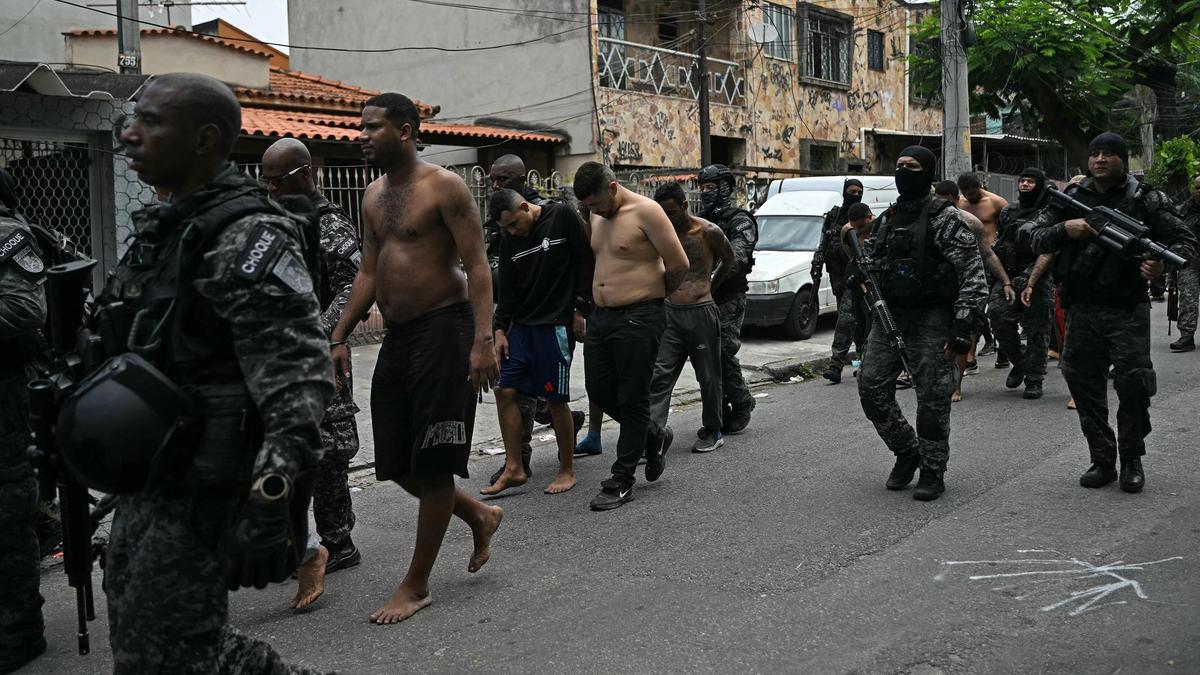 Полиция ведет задержанных в Рио-де-Жанейро