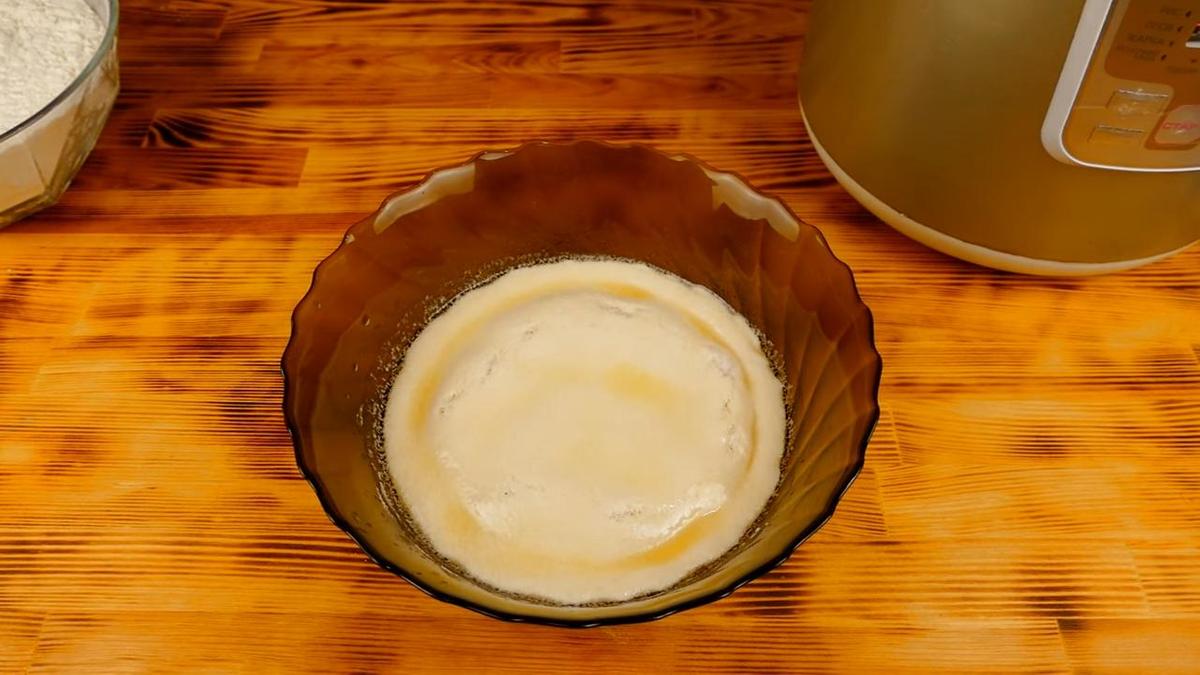 Готовая опара для замешивания теста в стеклянной пиале
