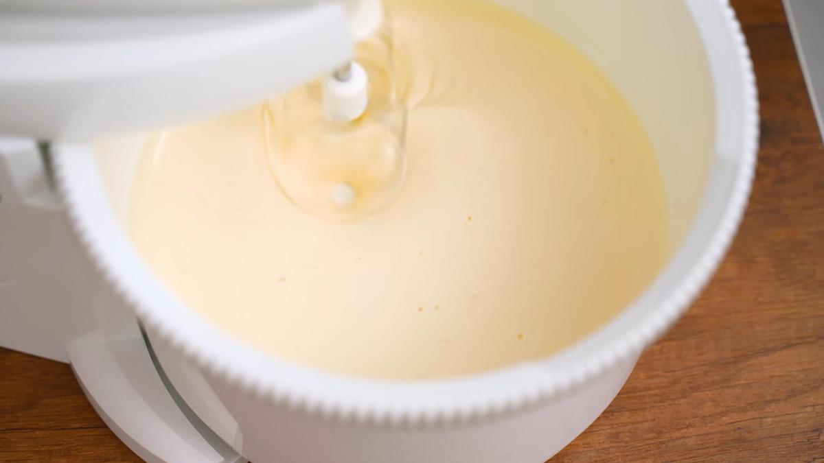 Яйца взбивают в пластиковой чаше миксером