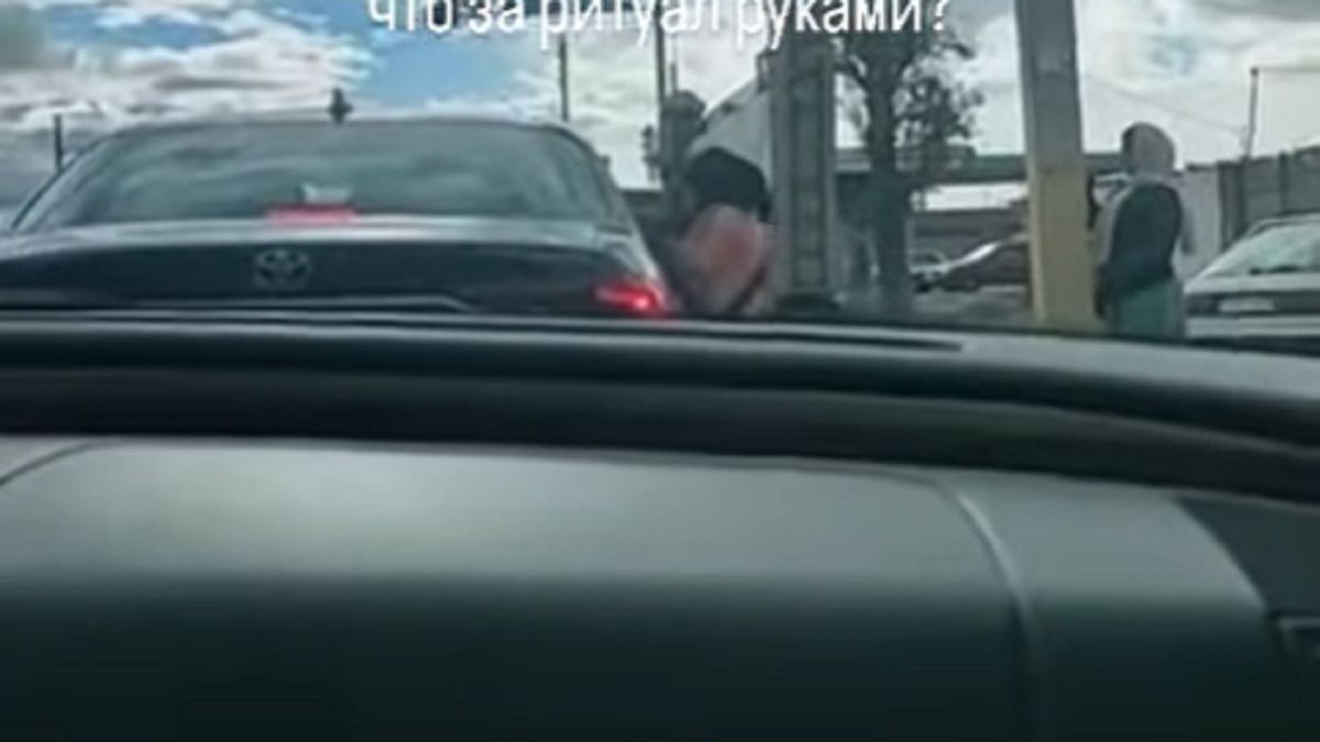 Женщина пристает к водителям