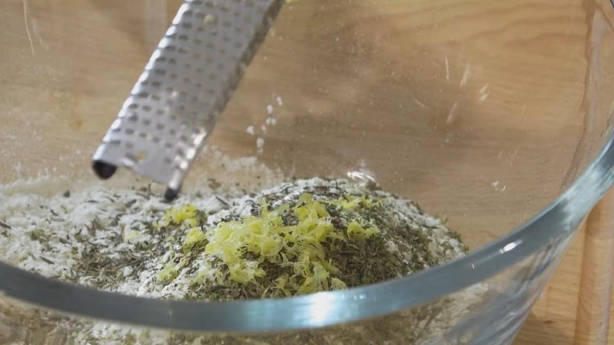 Мука посыпанная сухими травами и лимонной цедрой