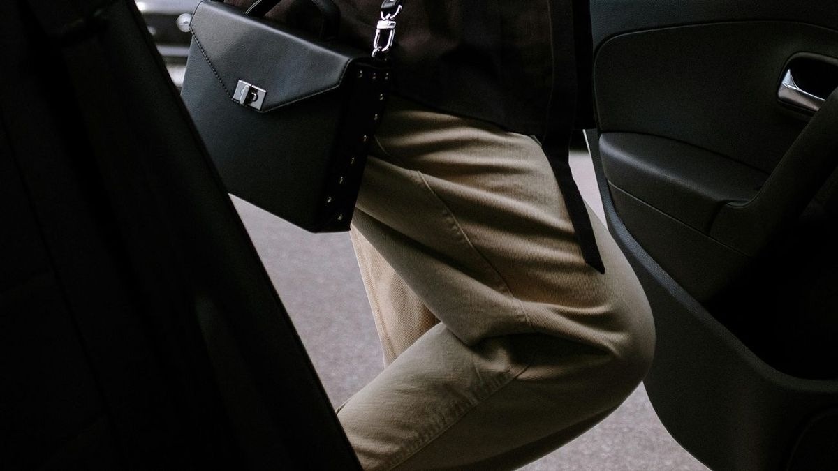 Женщина садится в авто