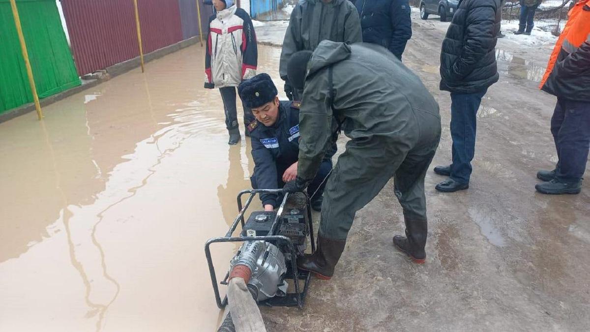 Спасатели откачивают воду