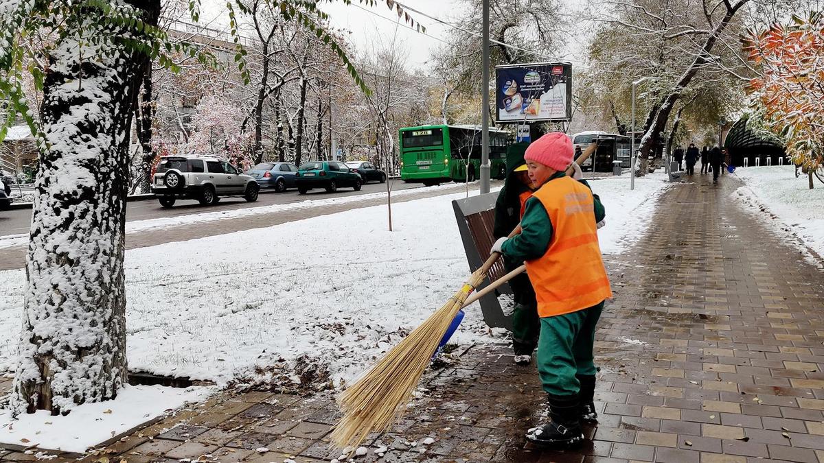 Уборка снега в Алматы