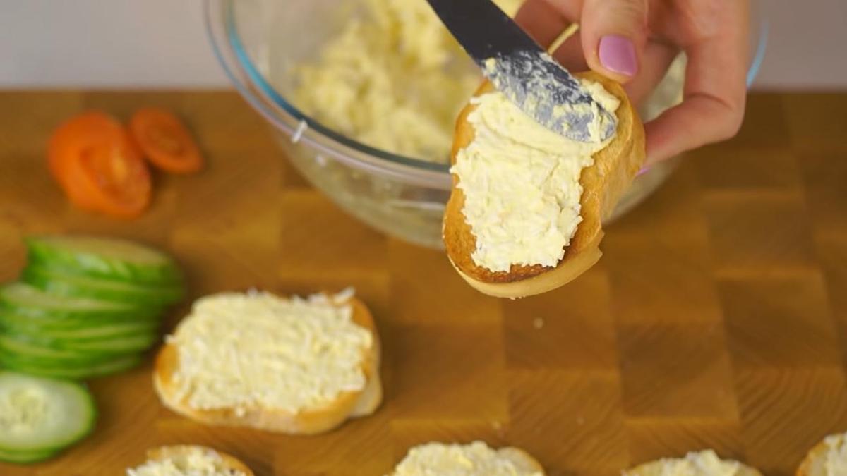 Нанесение бутербродной массы на батон