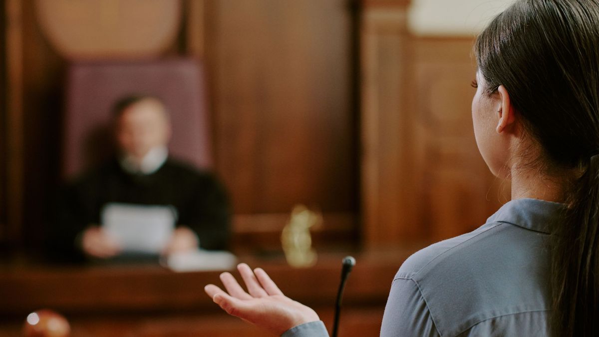 Женщина выступает в суде