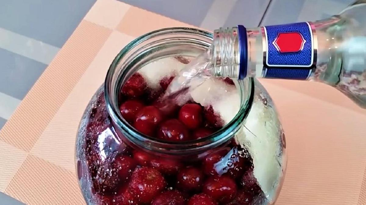 Домашняя настойка из вишни – 3 рецепта на водке или самогоне