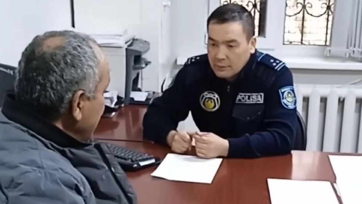 Гражданин Узбекистана с полицейским