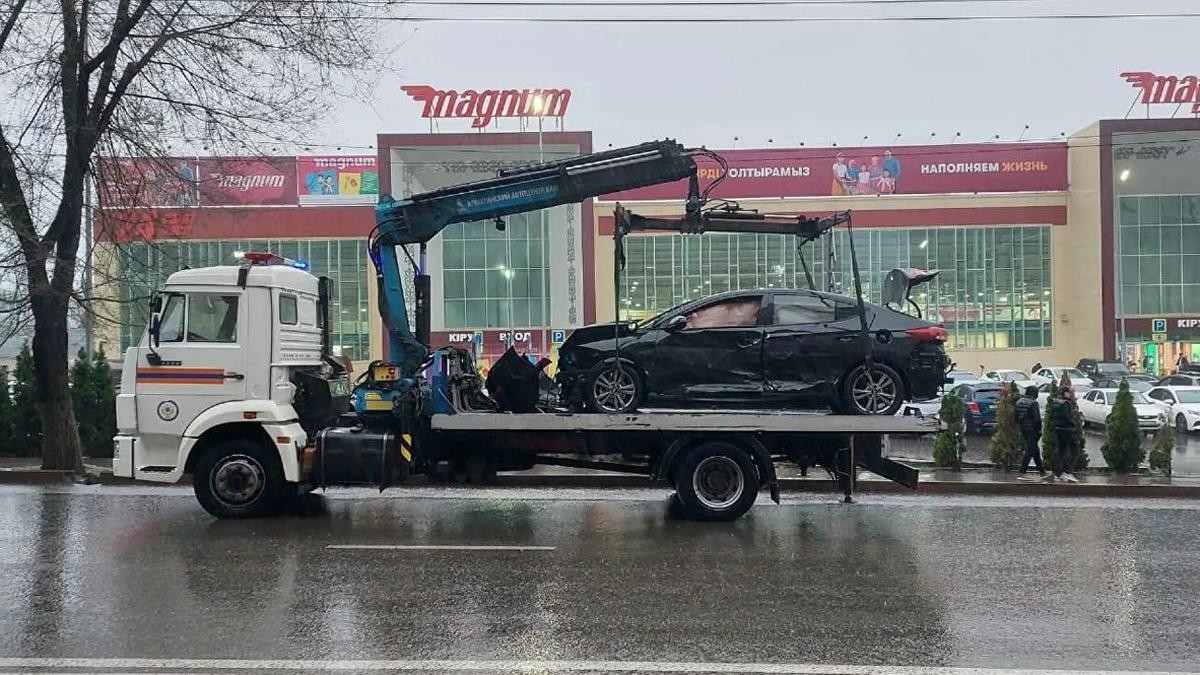 Эвакуатор увозит поврежденный автомобиль