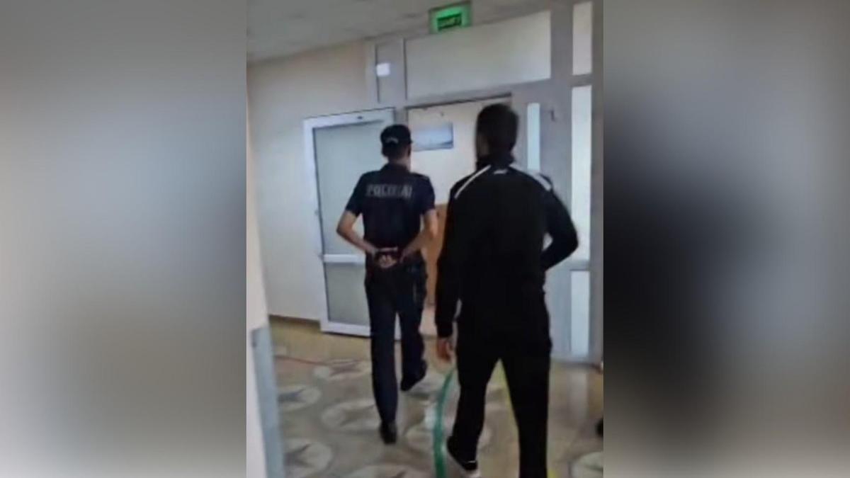 Обвиняемый в нападении на хирурга