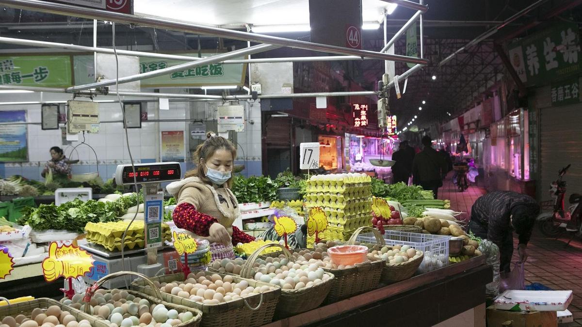 Торговка на рынке продает яйца