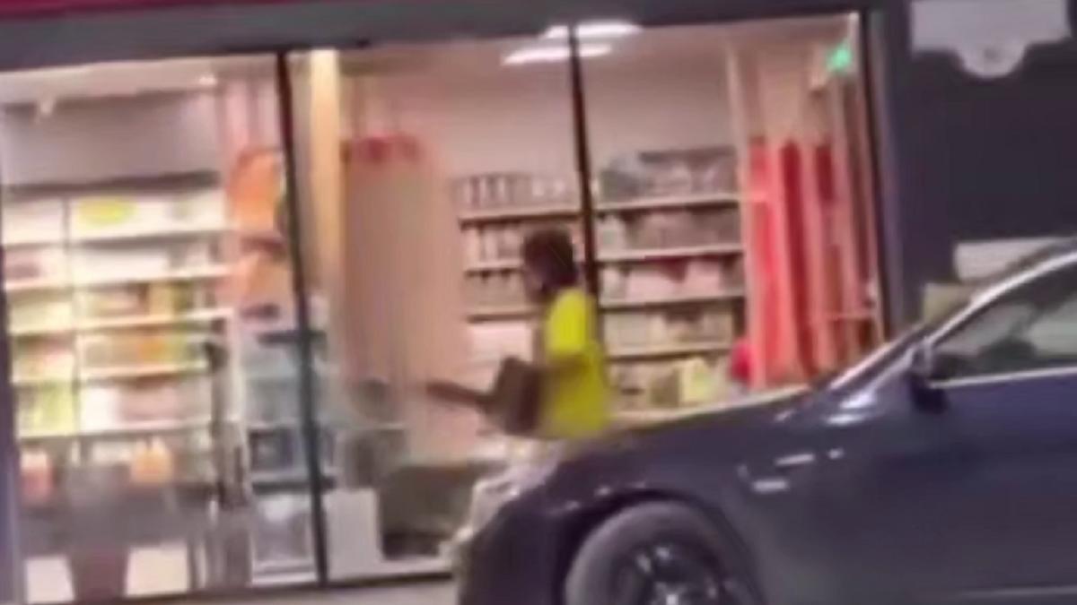 Мужчина с бензопилой Мужчина с бензопилой