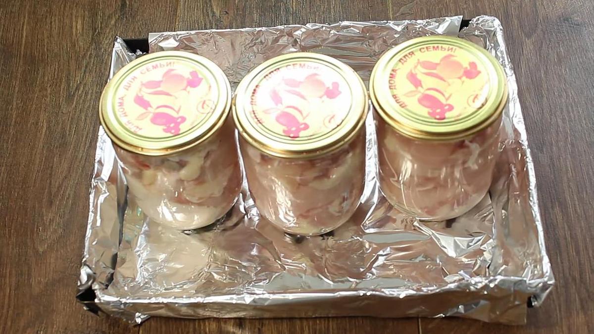 Банки с курицей на противне, застеленным фольгой