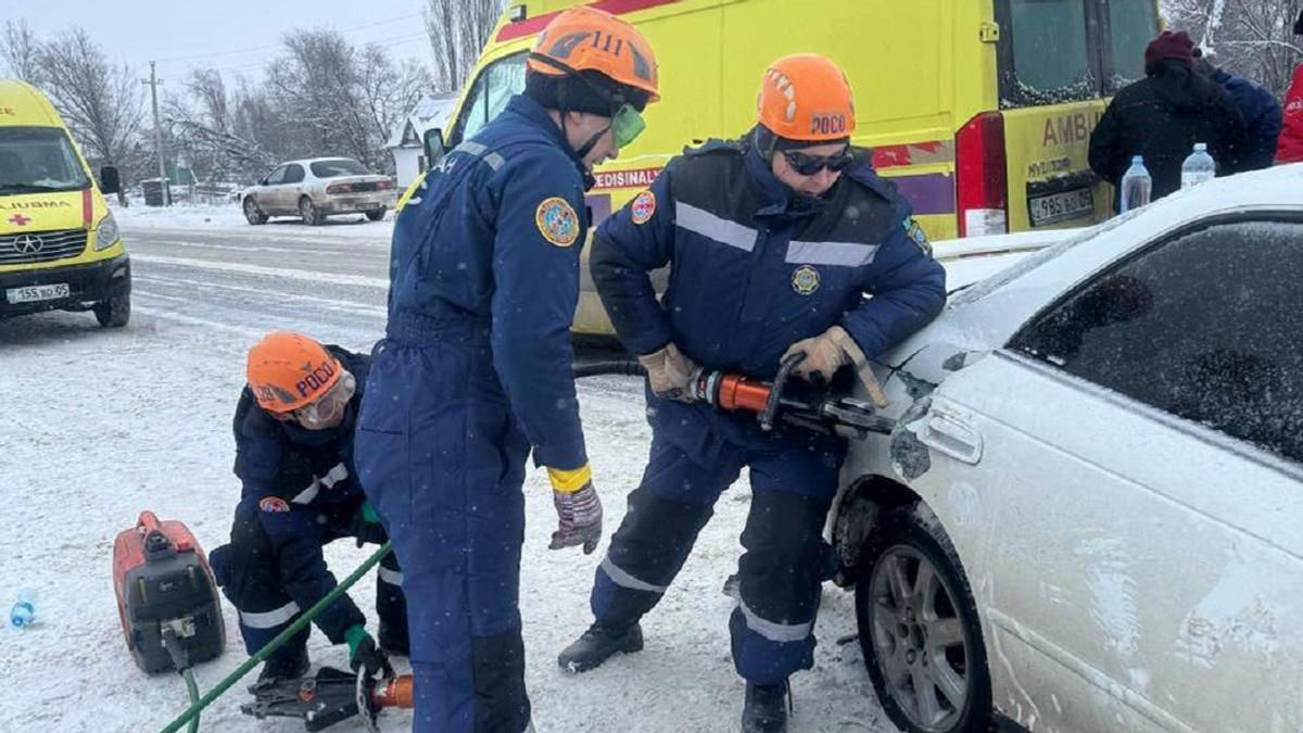 Спасатели на месте ДТП