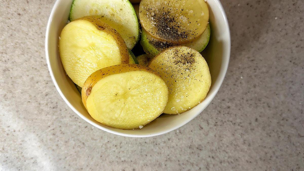 Куски картофеля и кабачка