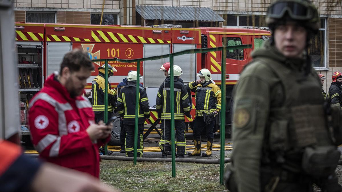 Пожарные на месте падения вертолета в Броварах