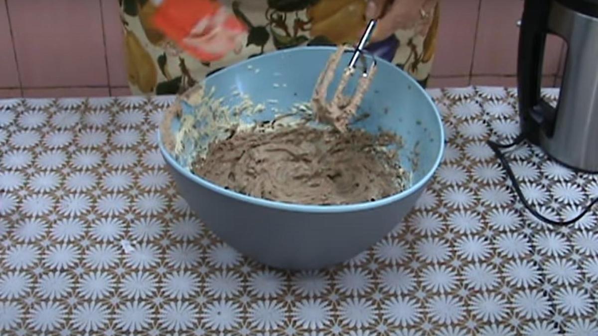 Взбитый крем в миске