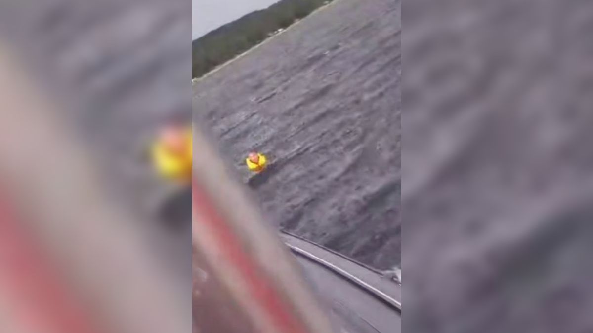 Мужчина упал в воду