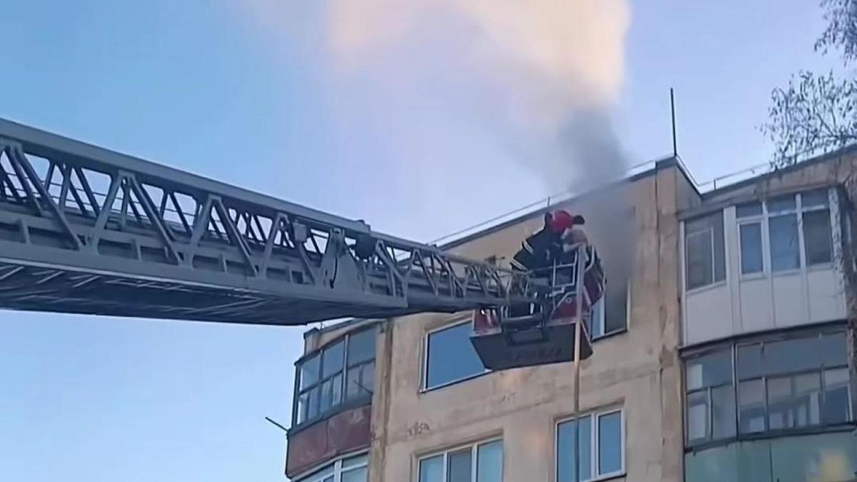 Пожарные на автолестнице спасают женщину