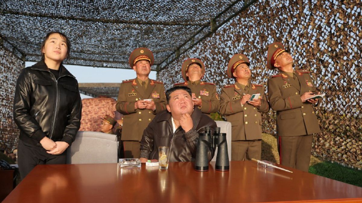 Ким Чен Ын с дочерью Чжу Э наблюдают за испытаниями