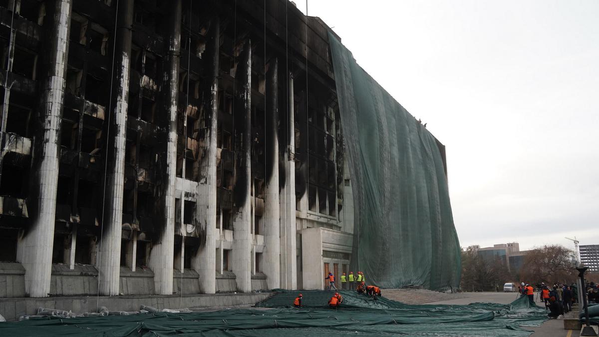 Здание акимата Алмапы, пострадавшее во время январских беспорядков