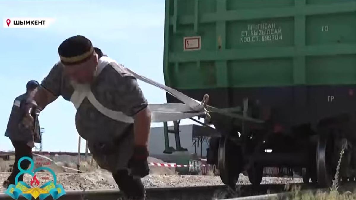 Силач Артык Досалиев тянет вагоны