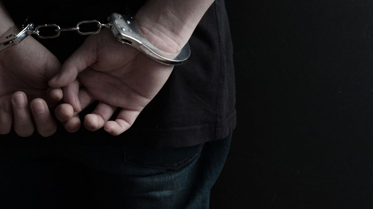 Женщина в наручниках